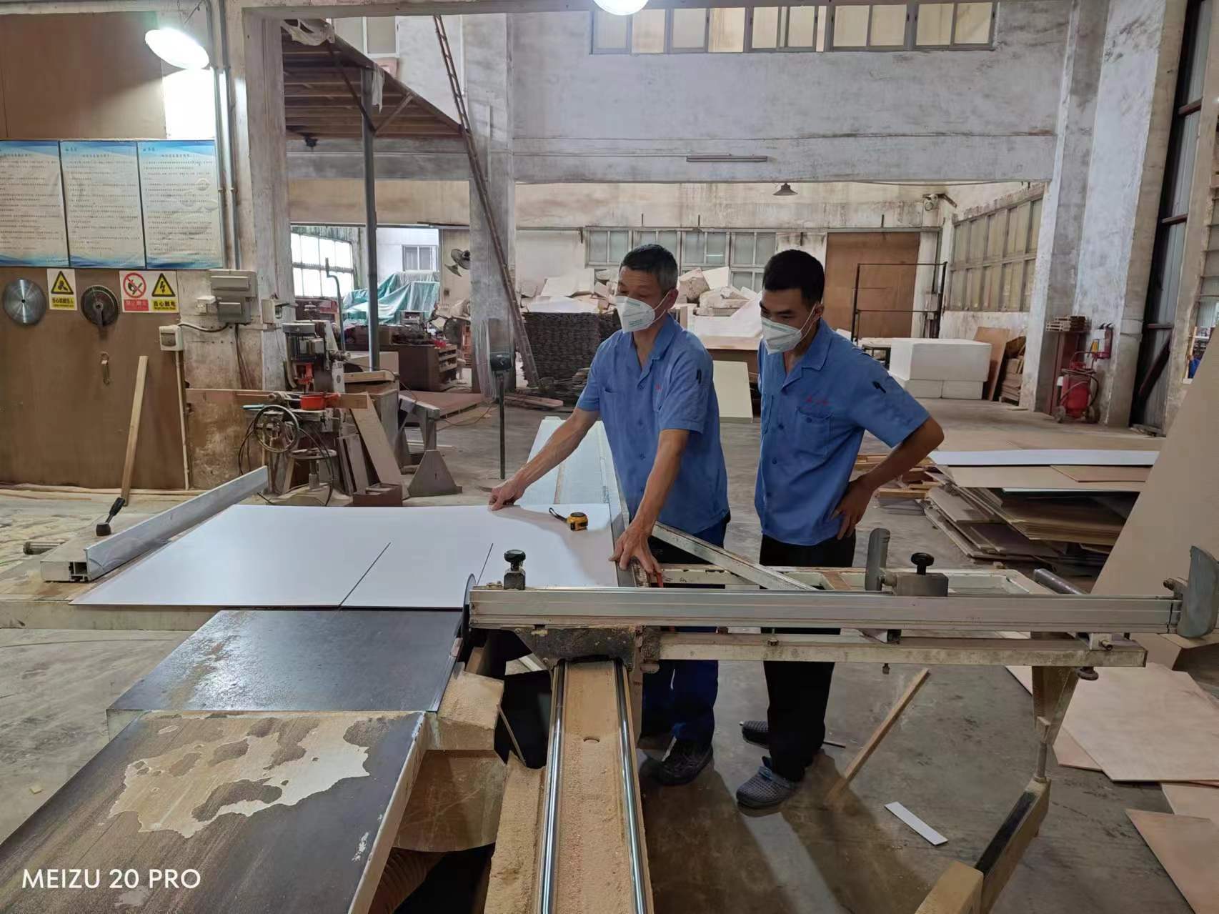 木工師傅指導使用切割工具