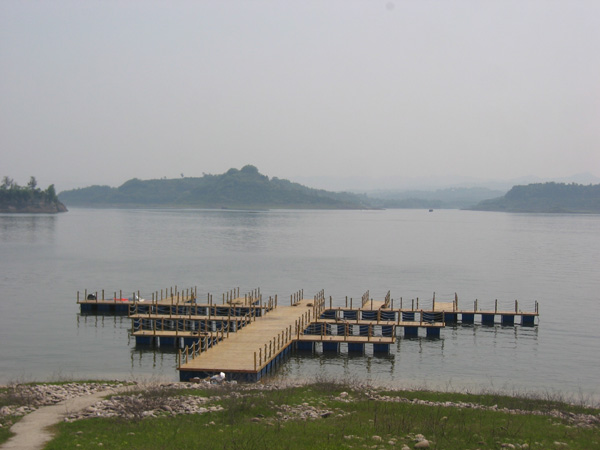 重慶地區日前最大面積的仿腐木浮動碼頭建成