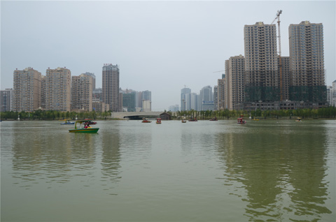 來賓陰天氣溫宜 游船玩樂熱情高