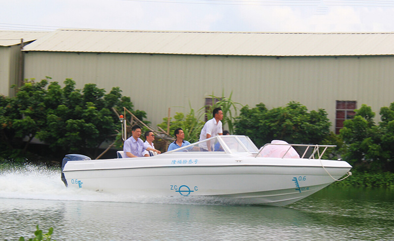 冒烈日 戰高溫 公司2艘巡邏快艇下水試航